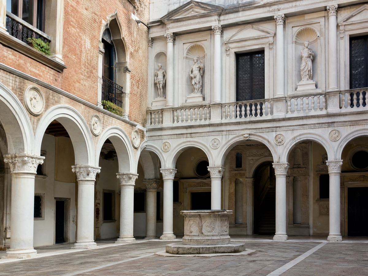 Cortile rinascimentale con loggia e statue, Palazzo Grimani