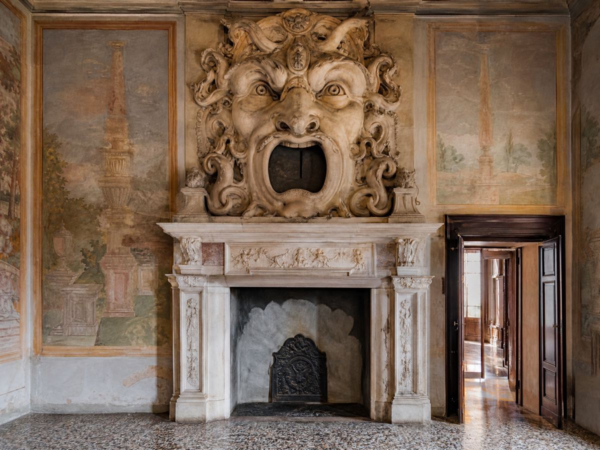Camino con volto grottesco di mostro in stucco, Palazzo Grimani