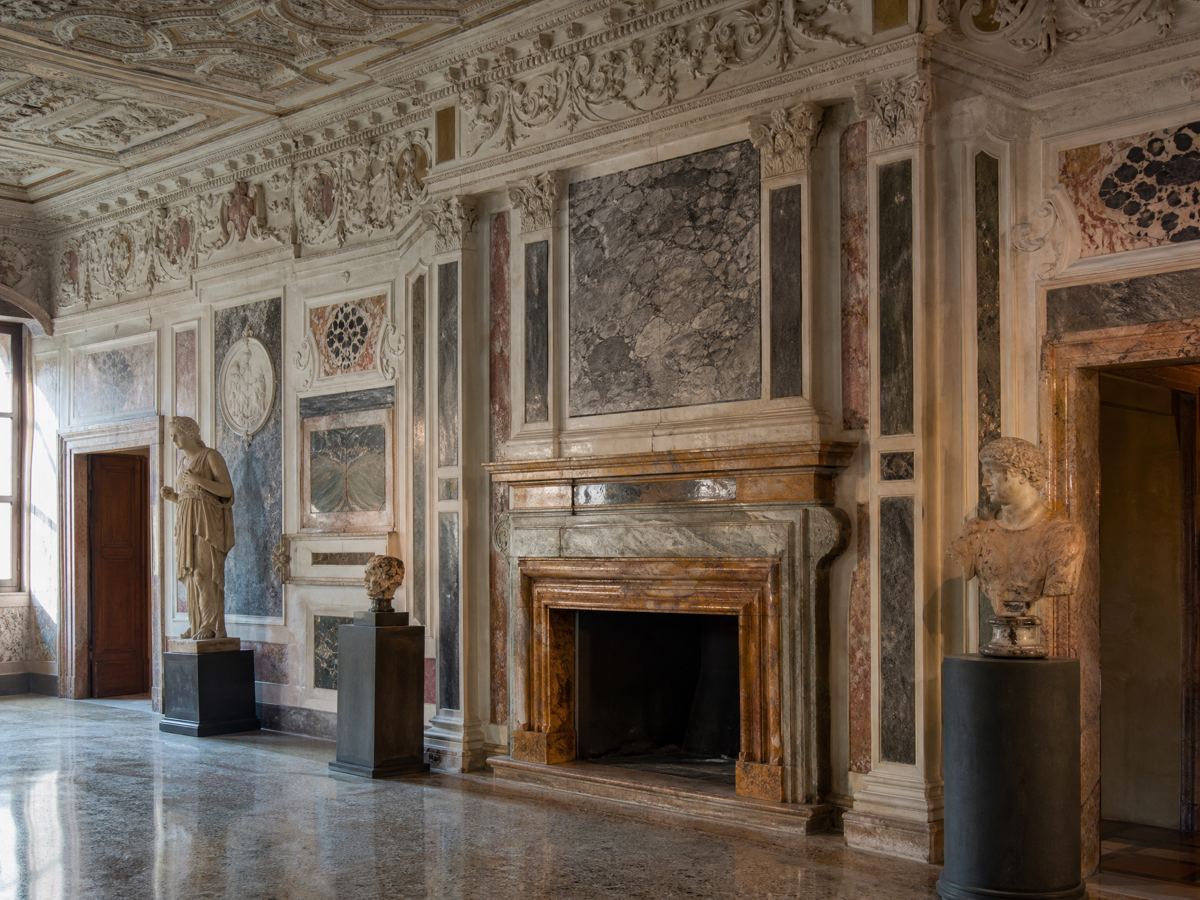 Stanza con pannelli in marmo policromo e camino, Palazzo Grimani