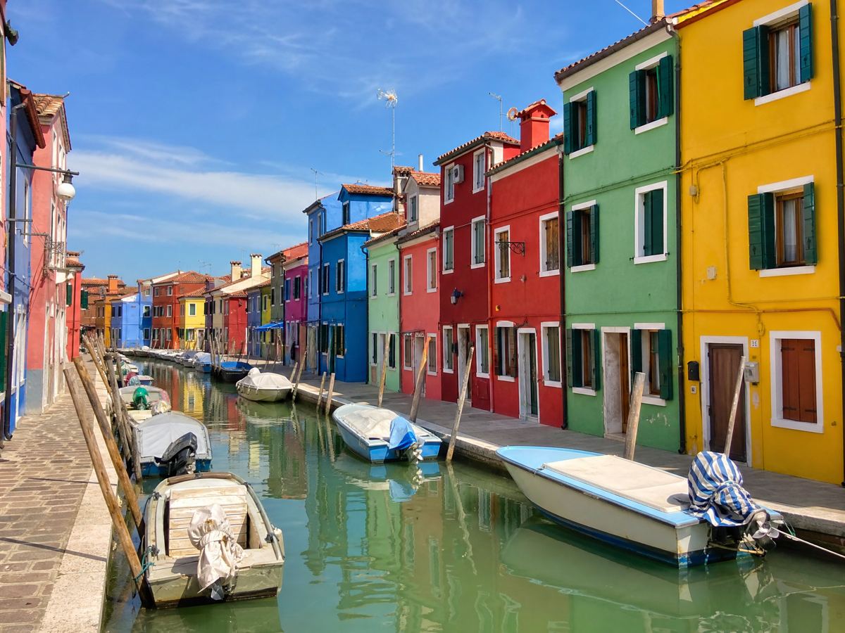 Case colorate lungo un canale a Burano