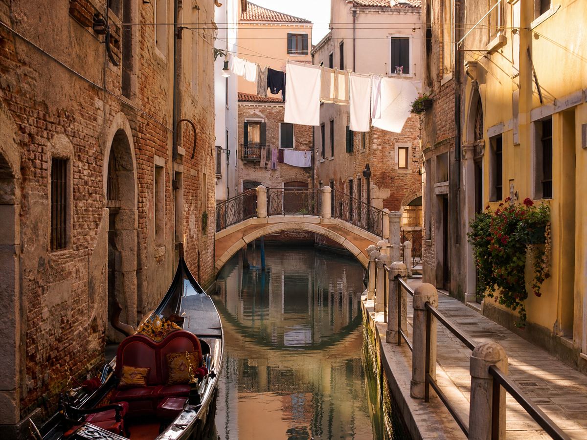 Tranquillo canale secondario a Venezia con un piccolo ponte