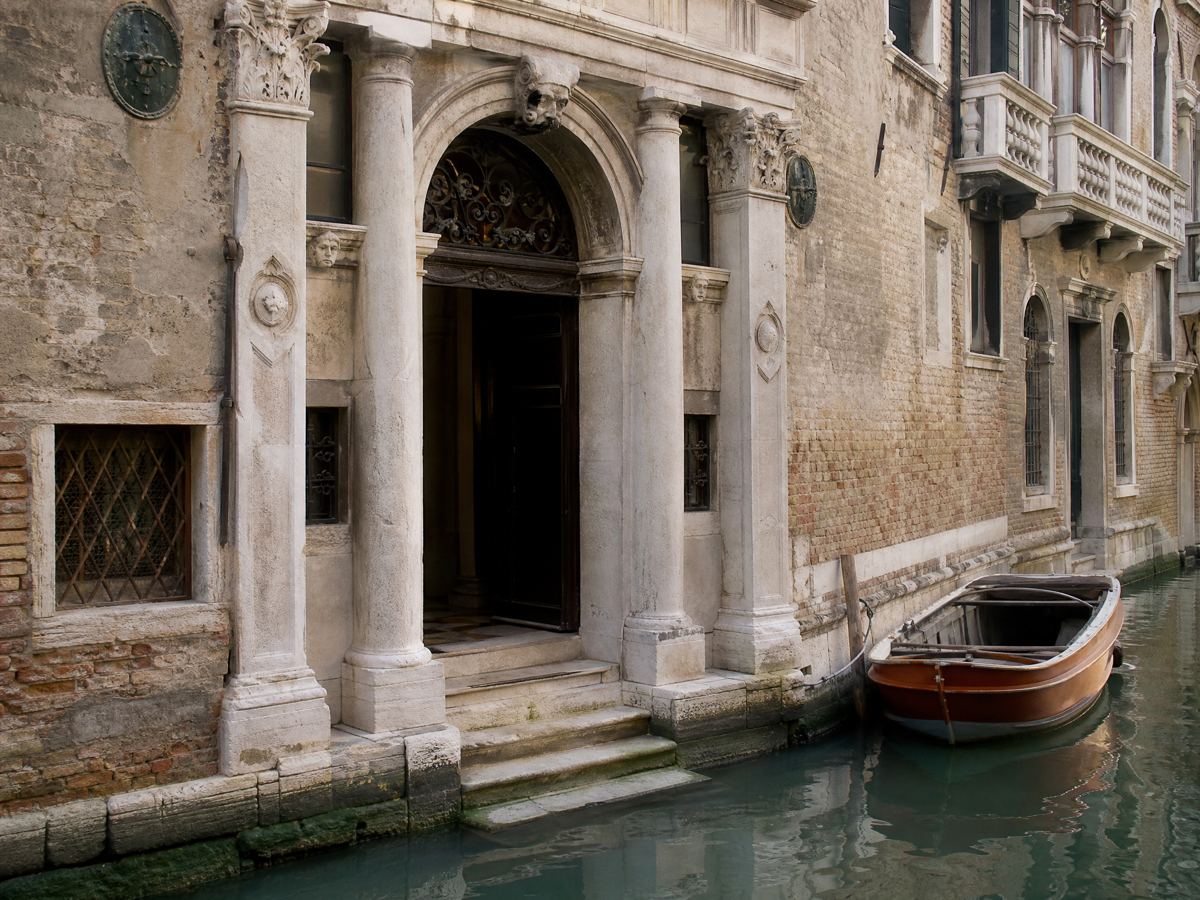 Ingresso acqueo di un palazzo su un tranquillo canale veneziano